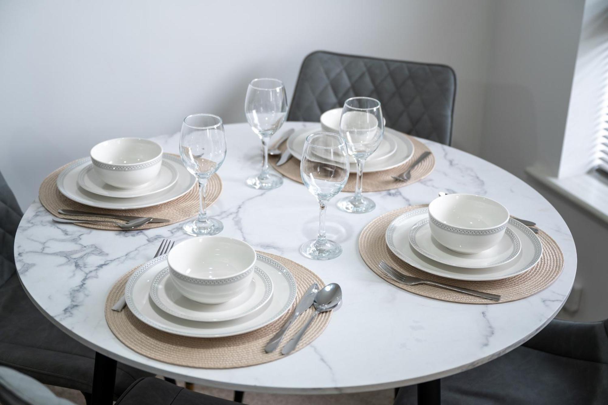 Lovely Manchester House , Quiet Neighborhood, 6Mins To Coop Live Arena, Etihad Stadium & City Centre With Wifi & Free Private Parking Манчестър Екстериор снимка
